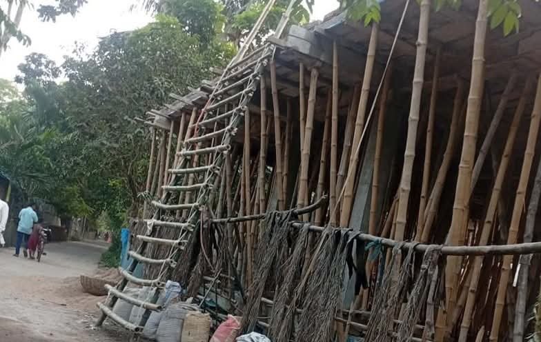 সরকারি রাস্তার উপর পাঁকা ঘর নির্মাণের অভিযোগ