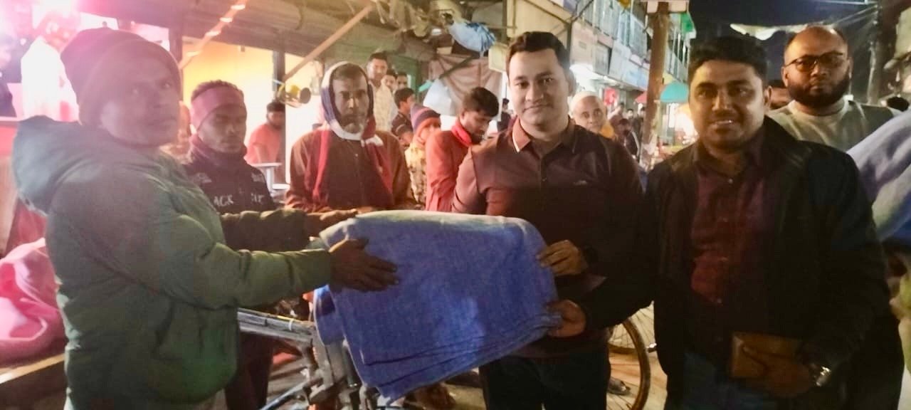 আলফাডাঙ্গায় সন্ধ্যা থেকে গভীর রাত পর্যন্ত রাস্তায় কম্বল বিতরণ করলেন ইউএনও