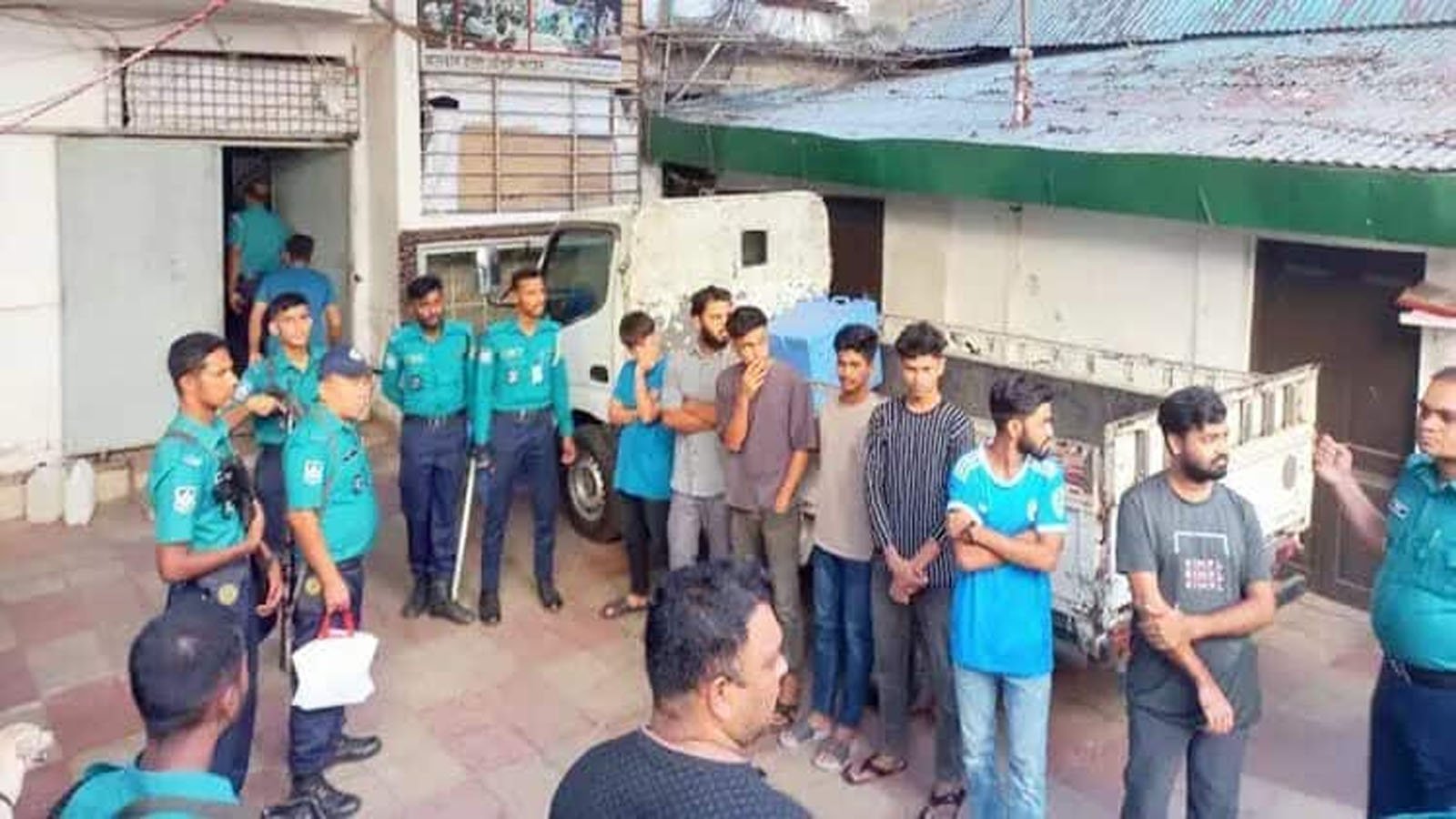 সাবেক শিক্ষামন্ত্রী নওফেলের চট্টগ্রামের বাসায় পুলিশ অভিযান, আটক ৭