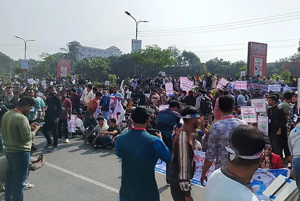 মোবাইল ব্যবসায়ীদের বিটিআরসি ভবন ঘেরাও