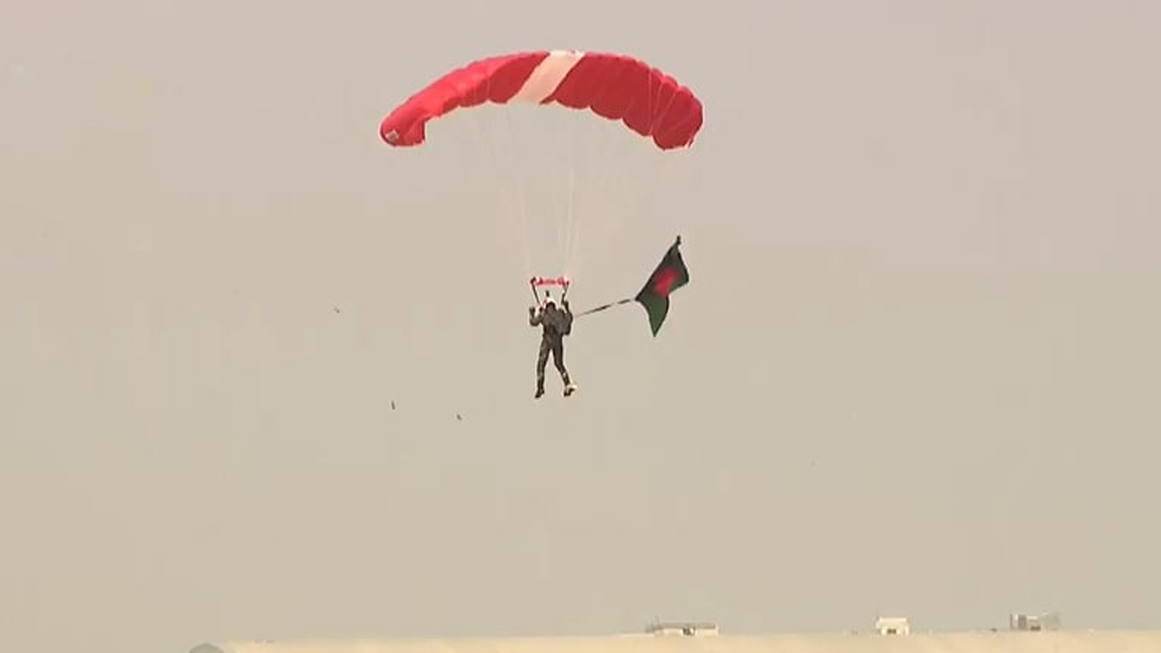 পতাকা হাতে প্যারাট্রুপিং করে বিশ্বরেকর্ড বাংলাদেশের