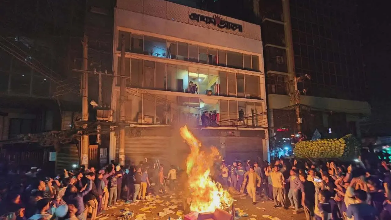 প্রথম আলো ও ডেইলি স্টার ভবনে হামলা-ভাঙচুর