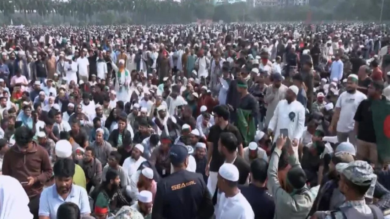 ওসমান হাদির জানাজায় অংশ নিতে মানুষের ঢল