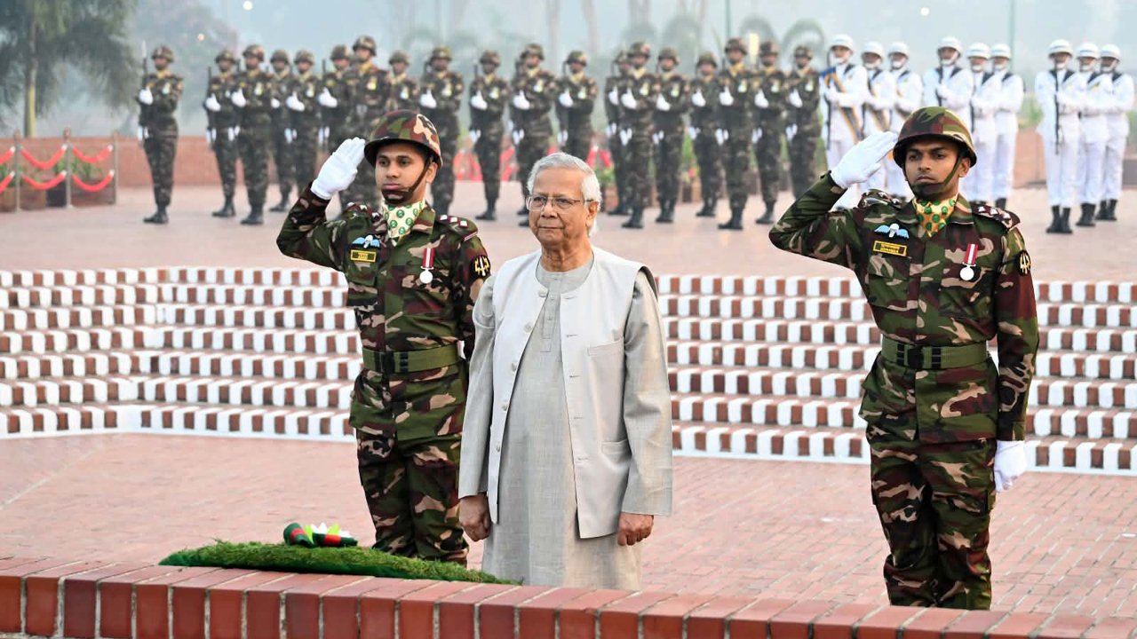 বিজয় দিবসে বীর শহীদদের প্রতি শ্রদ্ধা জানালেন প্রধান উপদেষ্টা